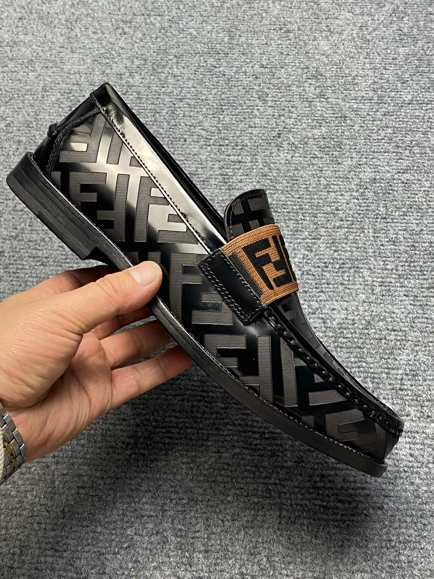 Factory price 960FENDI Fendi men's breathable and comfortable leather shoes. Original development. The leather outsole is made of leather. Counters copy one to one. Imported counter cowhide. Imported water dyes cattle. 38 to 44. (45.46. can be ordered. 47.
